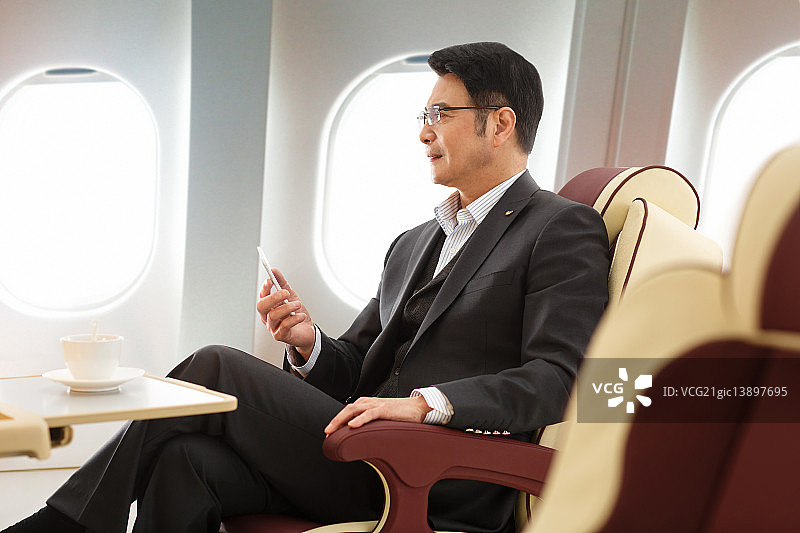 成功的商务人士乘飞机图片素材