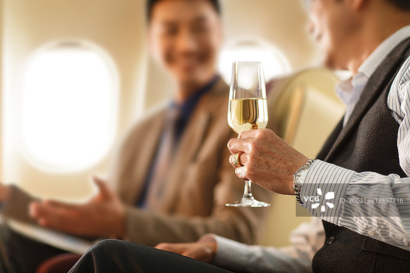 成功的商务人士乘飞机图片素材