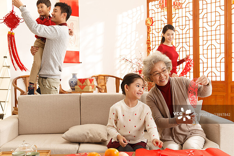 幸福家庭准备过新年图片素材