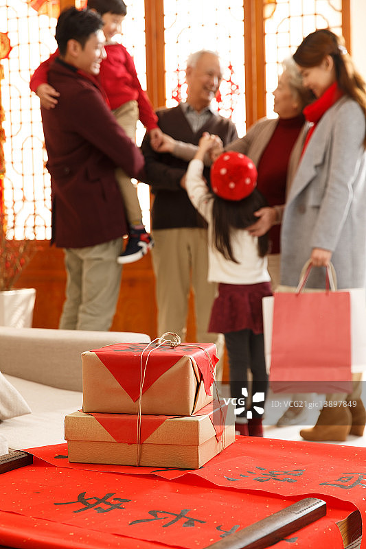 幸福家庭回家过新年图片素材