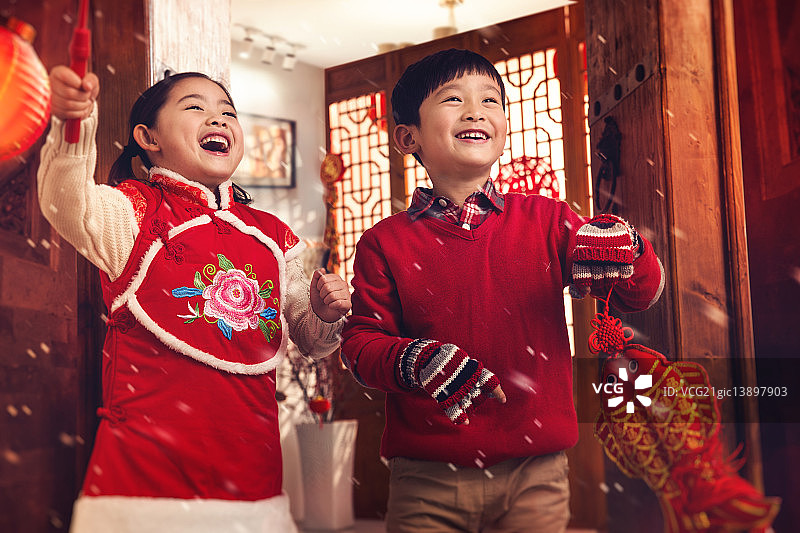 欢乐的男孩女孩庆祝新春图片素材