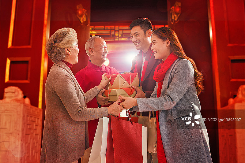 年轻的情侣回家过年图片素材