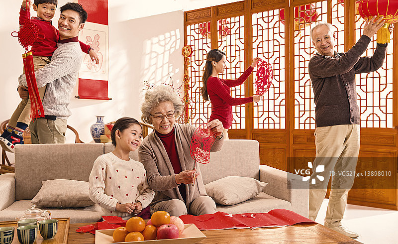 幸福家庭准备过新年图片素材