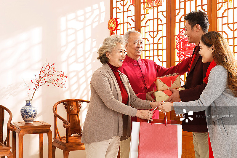 年轻的情侣回家过年图片素材