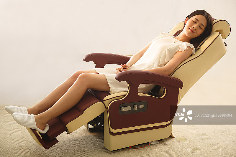 青年女人乘飞机图片素材