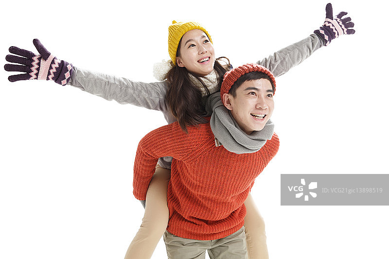 青年男人背着青年女人图片素材