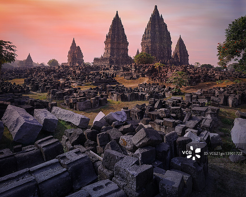 朝霞中的普兰巴南寺图片素材