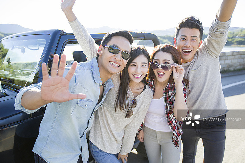 快乐年轻人周末自驾游图片素材