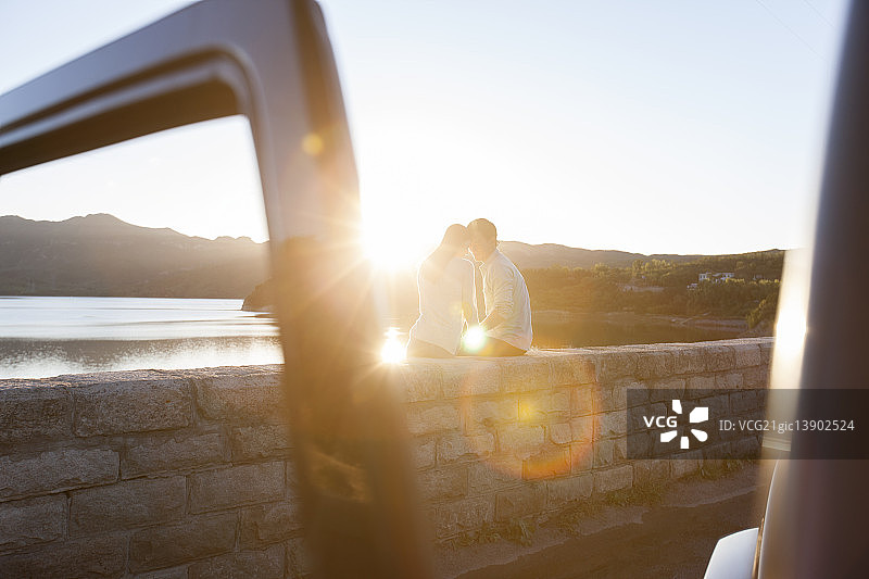 年轻情侣开吉普车出游图片素材