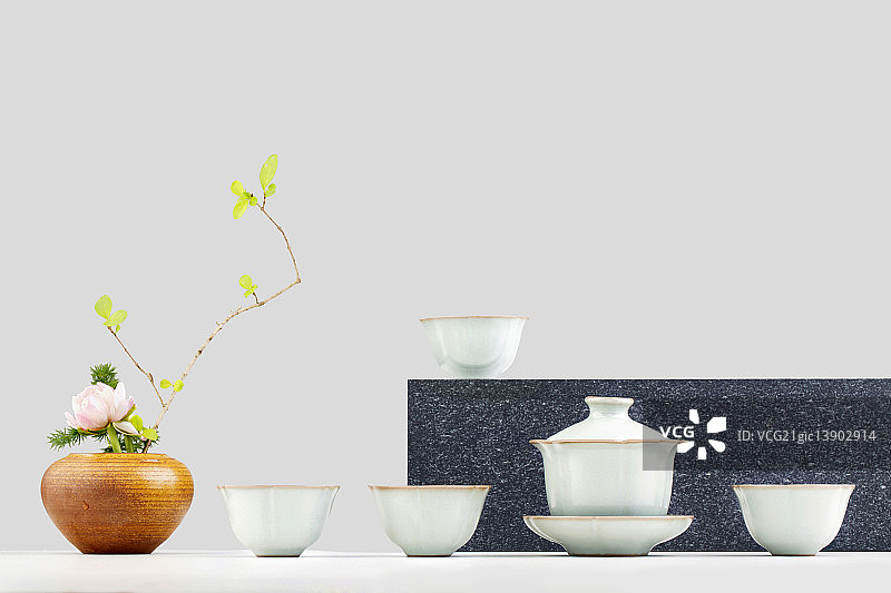 放在桌子上的杯子 花插图片素材