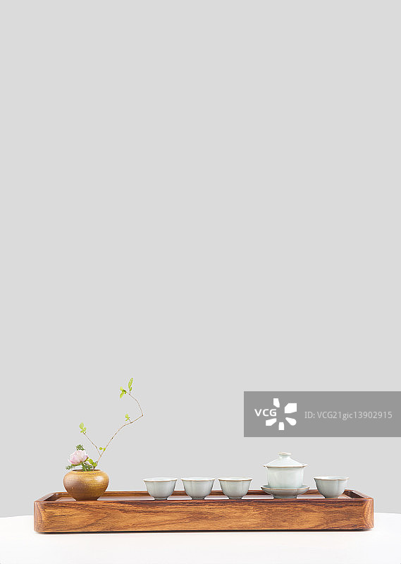 放在桌子上的杯子 花插图片素材