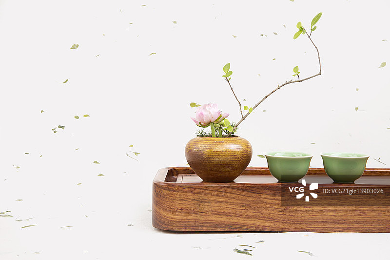 放在桌子上的杯子 茶盘图片素材