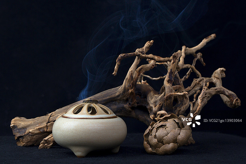 放在桌子上的香炉 枯树桩图片素材