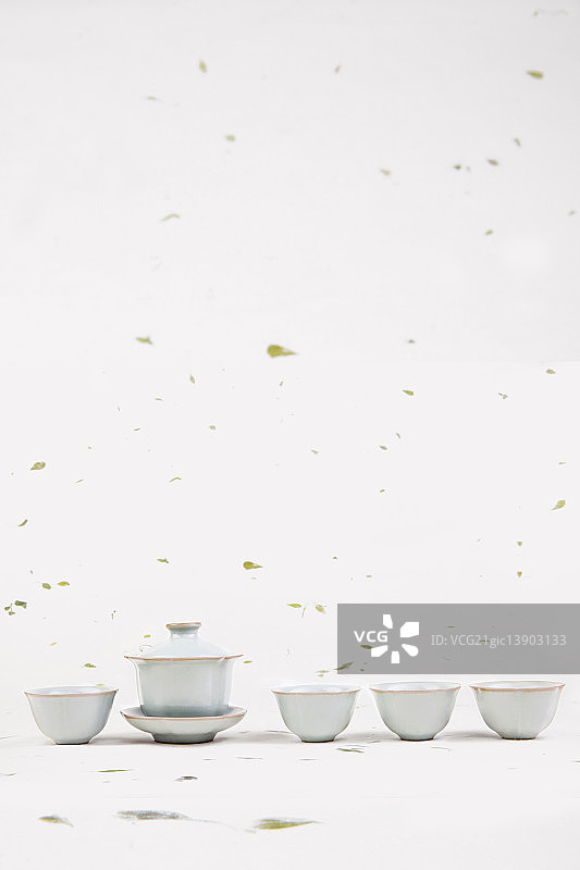 放在桌子上的杯子图片素材