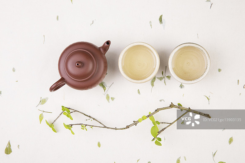 放在桌子上的杯子 枝叶图片素材