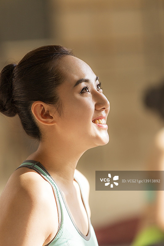 练瑜伽的女人脸部特写图片素材