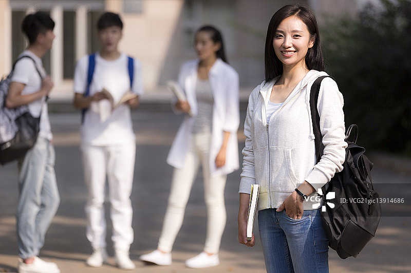 课间休息的同学们图片素材