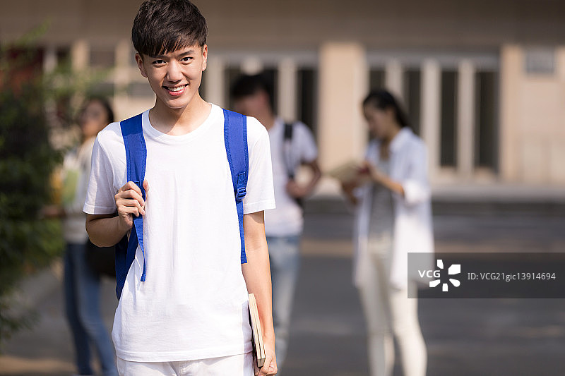 课间休息的男学生图片素材