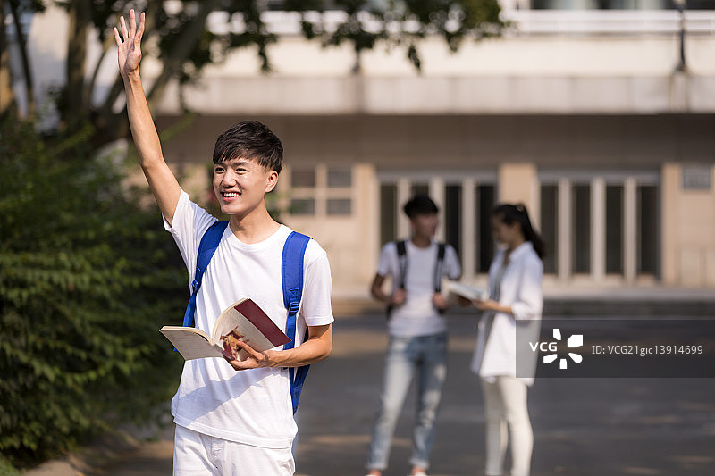 课间休息的男学生图片素材