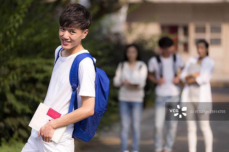 课间休息的男学生图片素材