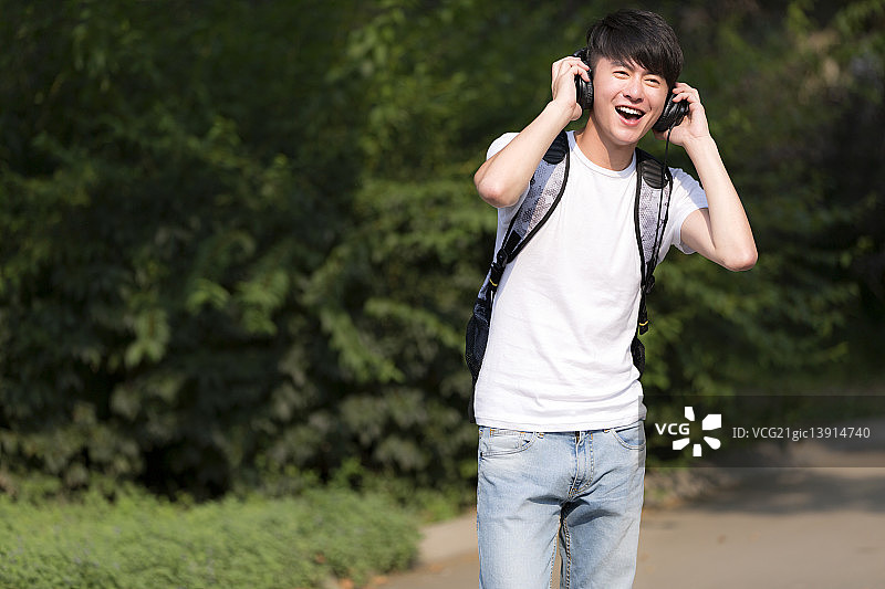 听音乐的大学生图片素材