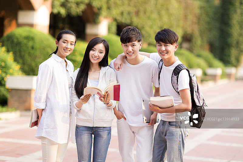 课间休息的同学们图片素材