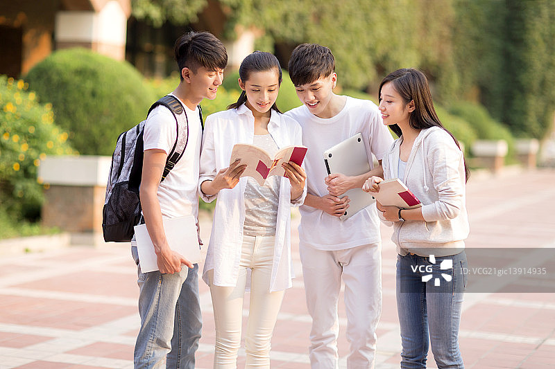 课间休息的同学们图片素材