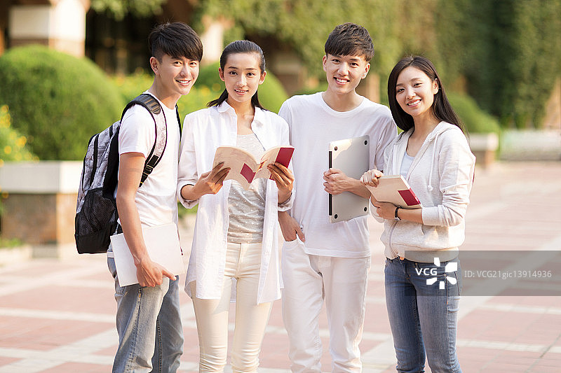 课间休息的同学们图片素材