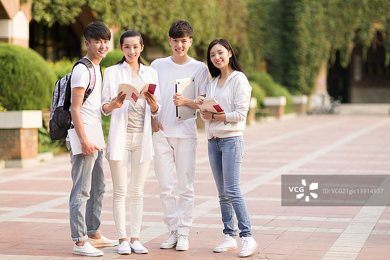 课间休息的同学们图片素材