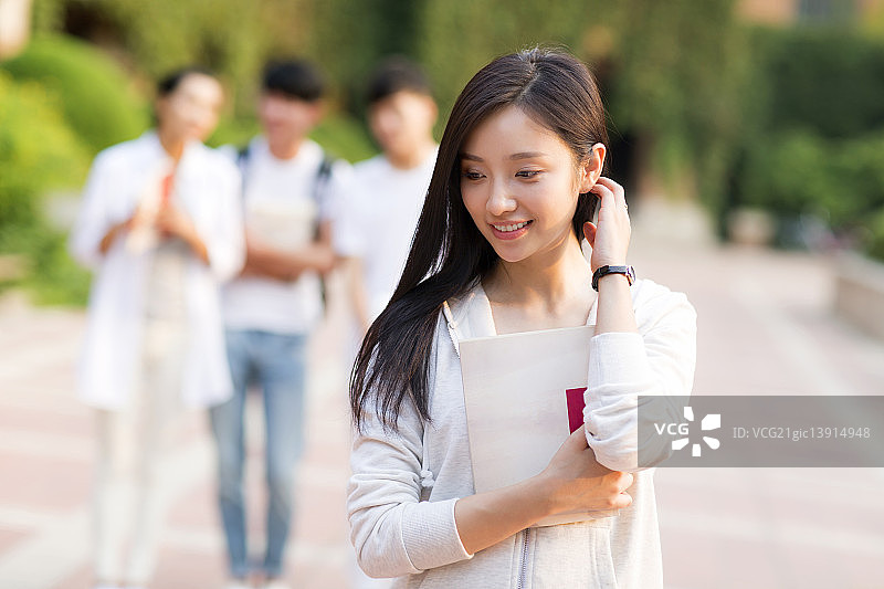 课间休息的同学们图片素材