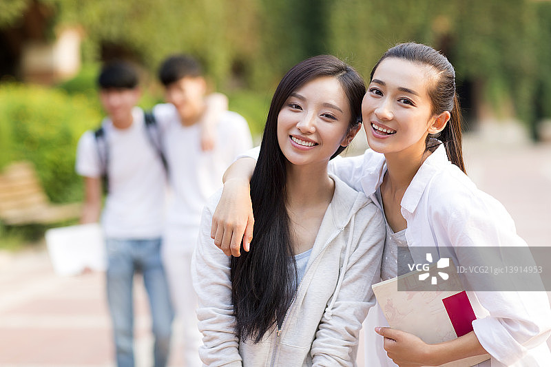 课间休息的同学们图片素材