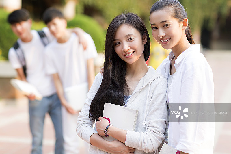 课间休息的同学们图片素材