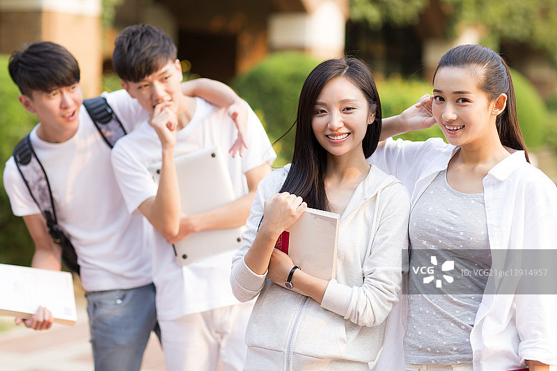 课间休息的同学们图片素材