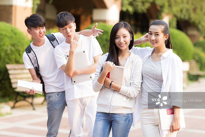 课间休息的同学们图片素材