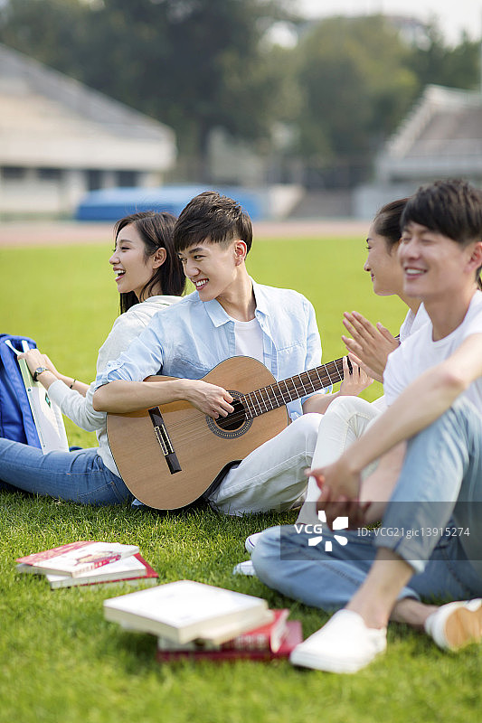 草地上玩耍的同学图片素材