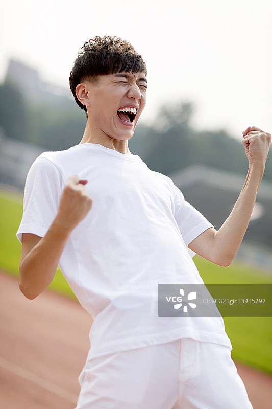 操场上的大学生图片素材