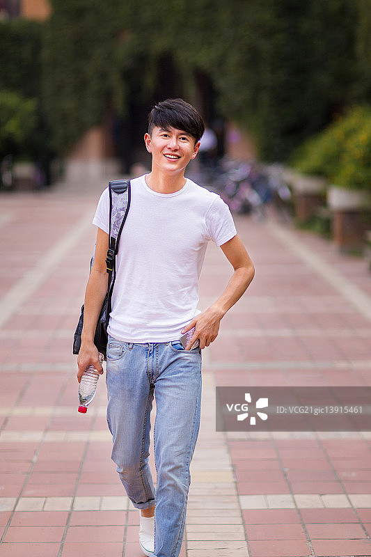 走在路上的男同学图片素材