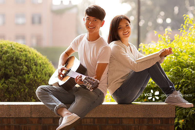 弹吉他的情侣图片素材
