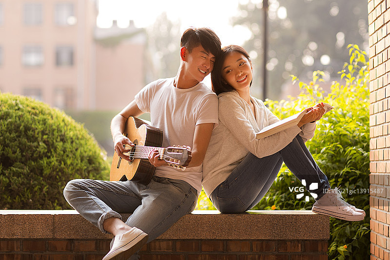 弹吉他的男学生图片素材
