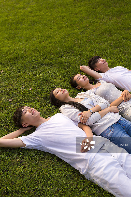 躺在草地上的同学图片素材