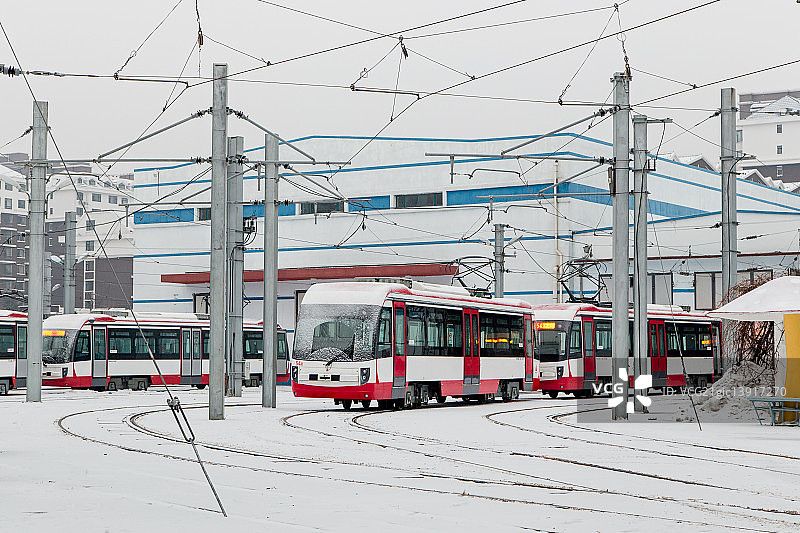 雪中的有轨电车站图片素材