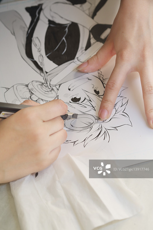 在工作室工作的日本漫画家图片素材