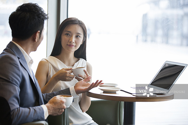 商务人士在咖啡厅使用笔记本电脑工作图片素材