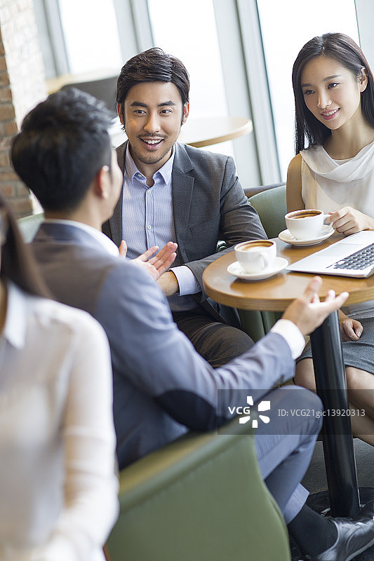 商务人士在咖啡厅谈话图片素材
