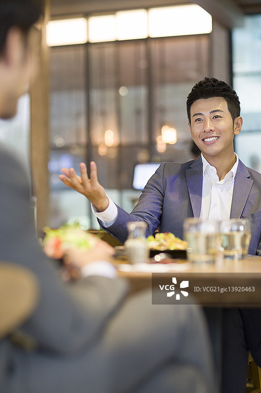 商务男士一起吃饭图片素材