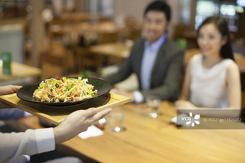 服务员给顾客上菜图片素材
