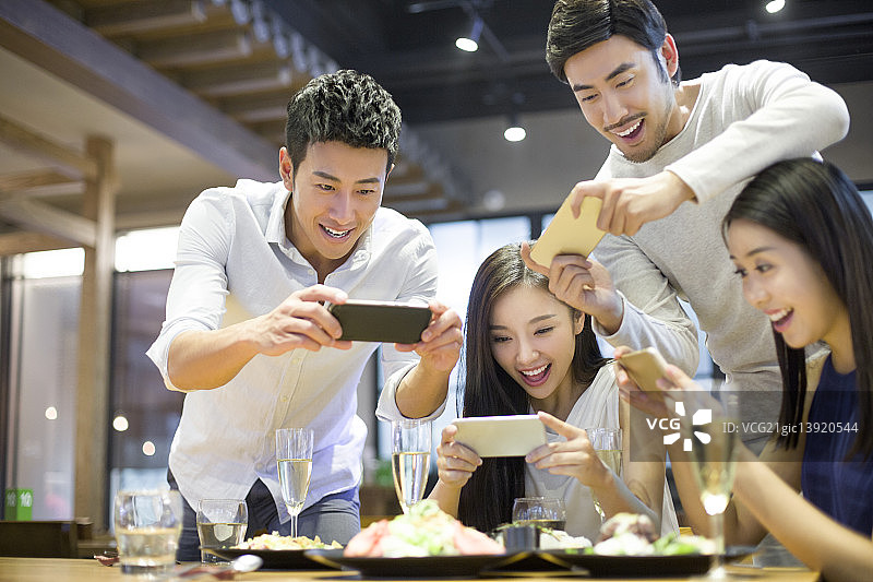 朋友们聚餐图片素材