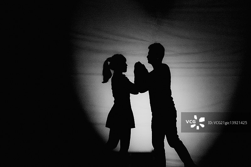 恋人剪影舞蹈图片素材