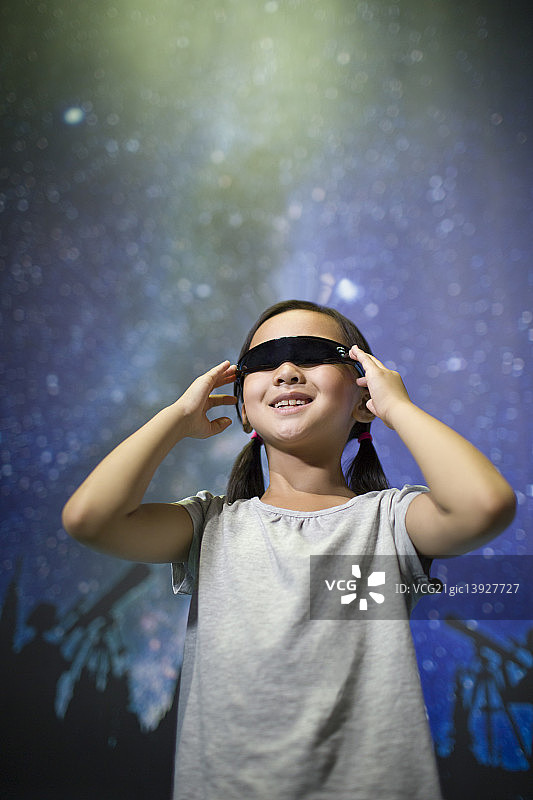 小女孩参观科技馆图片素材