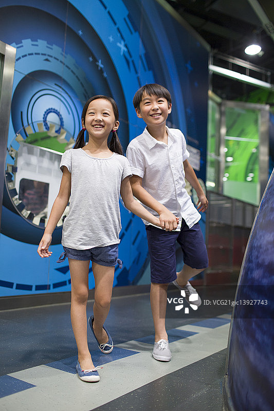 兄妹俩参观科技馆图片素材